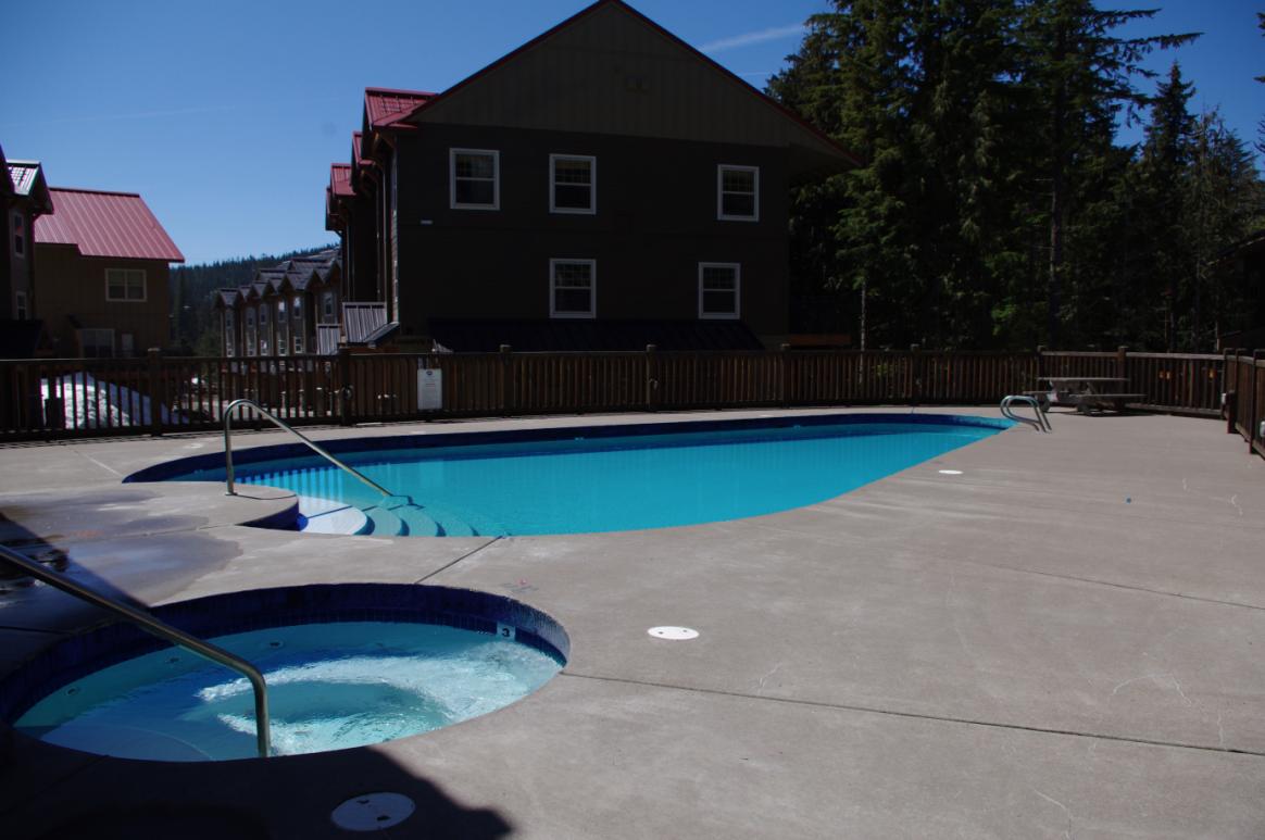 Creekside Clubhouse Summer Pool